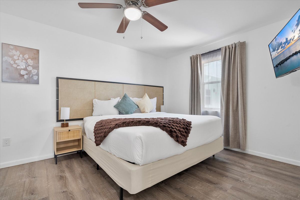 Bedroom suite, queen bed
