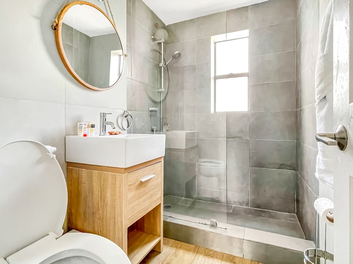 Bathroom, second unit