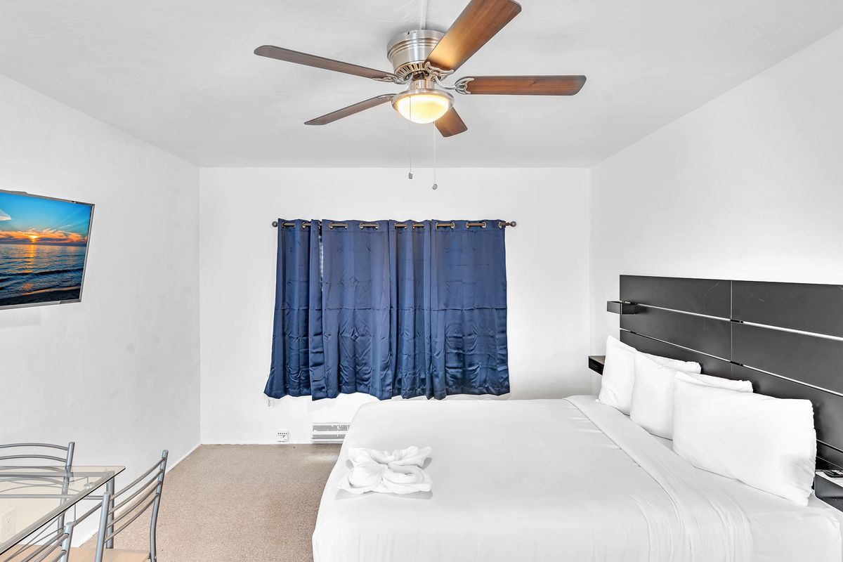 King room, blue curtains