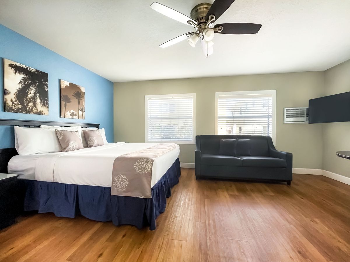 King room with sofa
