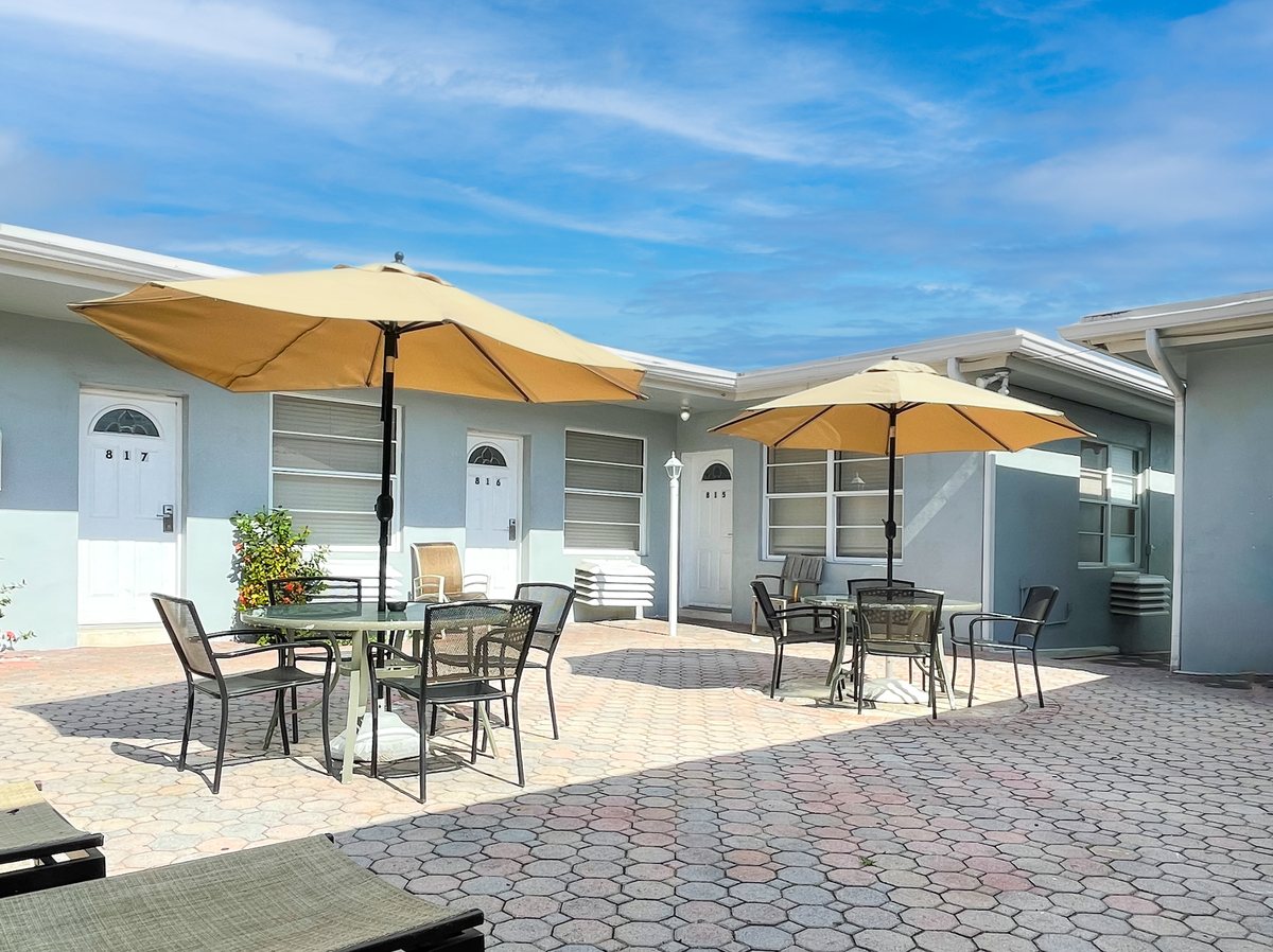 The Silver Spray, one of the 23 buildings: the courtyard with umbrella tables